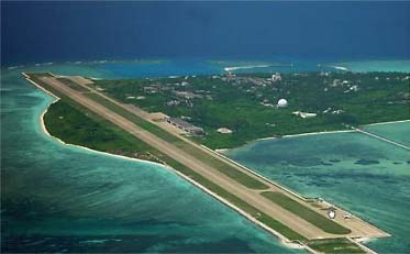 Piste d'aviation de 2700 m construite par la Chine sur Woody Island – Yong Xing Dao – dans l'ouest de l'archipel des Paracels, à 170 nautiques au sud de Hainan. Piste d'aviation de 2700 m construite par la Chine sur Woody Island – Yong Xing Dao – dans l'ouest de l'archipel des Paracels, à 170 nautiques au sud de Hainan.